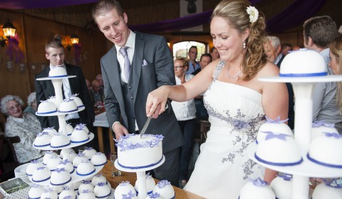 Aansnijdmoment Bruiloft Stukje taart